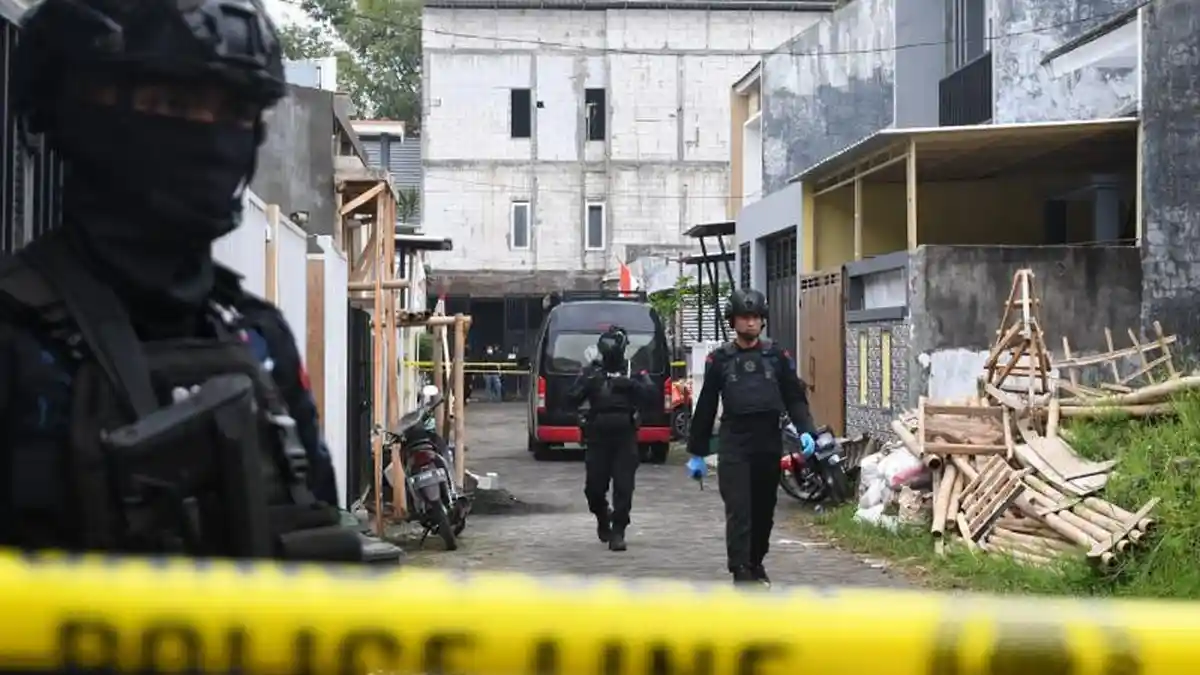 Tim Densus 88 dan Polda Jatim Temukan Barang Bukti di Rumah Terduga Teroris di Kota Batu