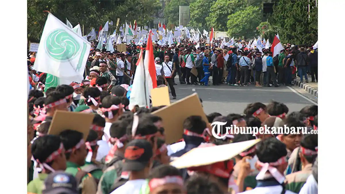 FOTO: Massa K-SPSI Riau Gelar Aksi Demonstrasi