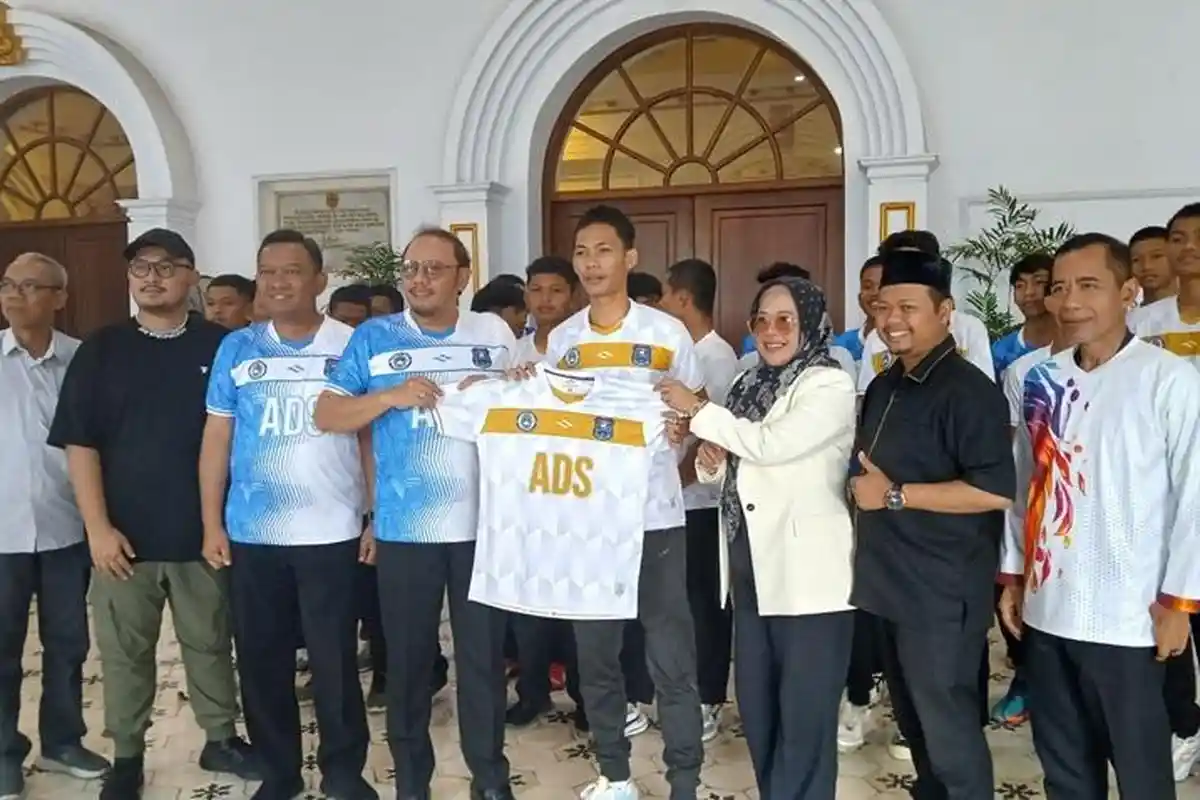 Dedy Yon Luncurkan Jersey Tim Sepak Bola Askot PSSI Tegal untuk Porprov Jateng