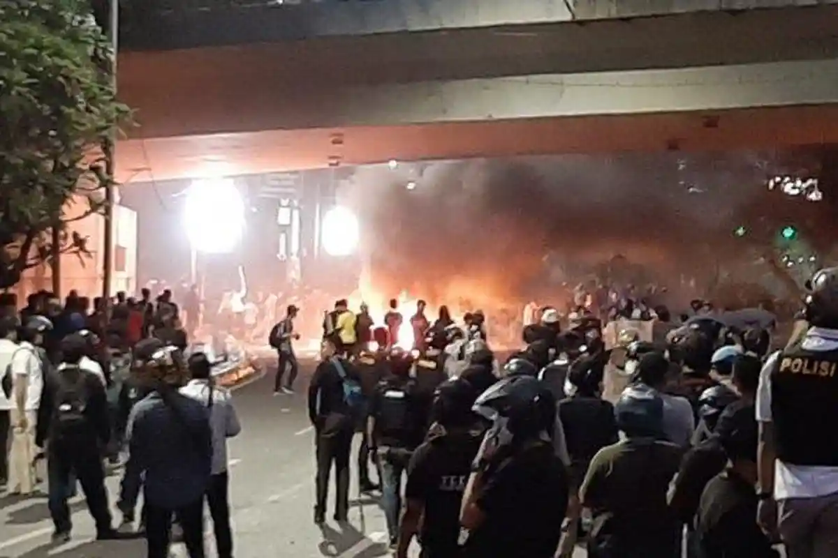 Polisi Pukul Mundur Massa Dengan Tembakan Gas Air Mata, Mahasiswa: Salah Kami Apa Sampai Ditembaki?