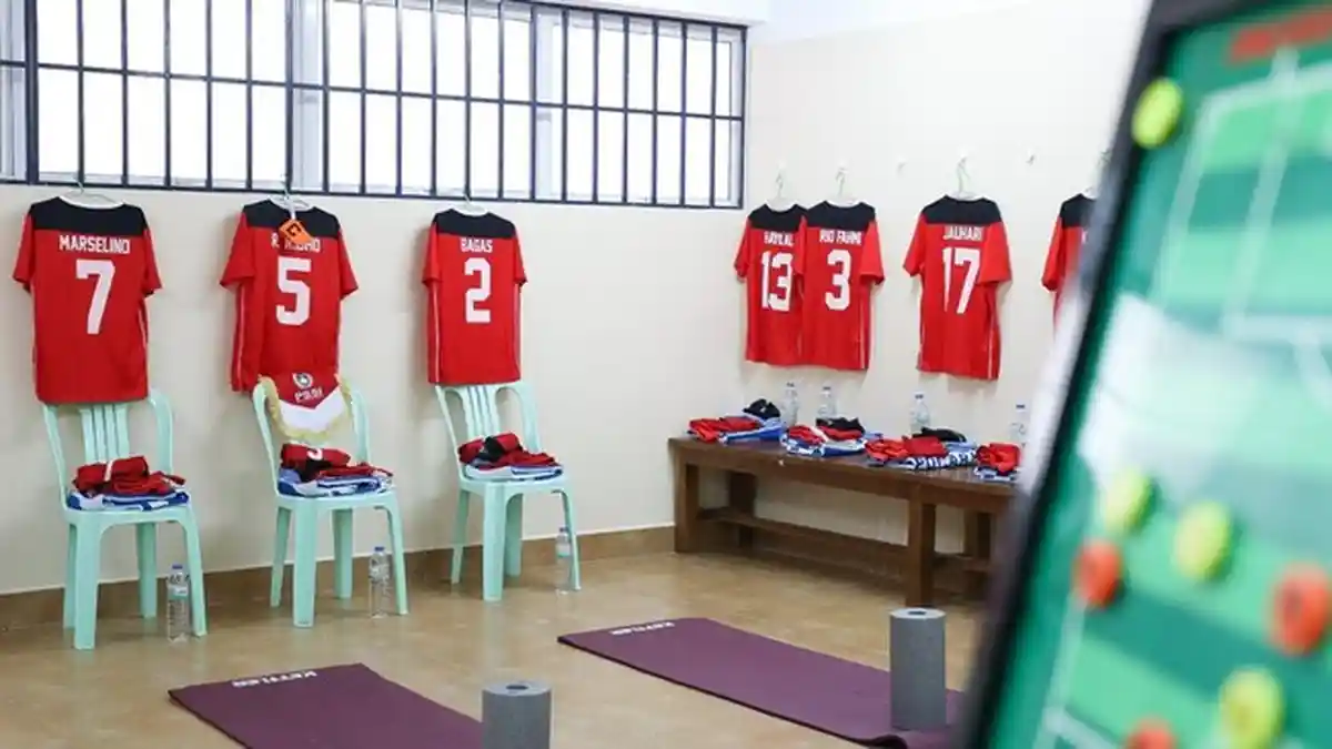 VIRAL Ruang Ganti Timnas Indonesia U-22 di SEA Games Pakai Kursi Plastik, Netizen: Kursi Kondangan