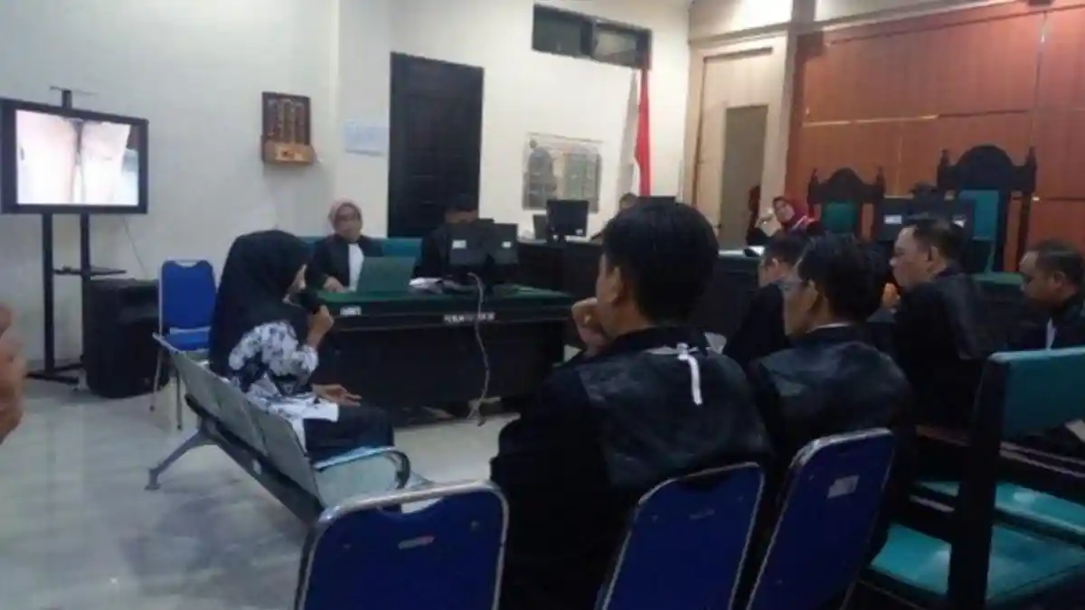 Momen Detik-detik Supriyani Bertemu Anak Aipda WH yang Mengaku Dipukul, Ternyata Biasa Saja