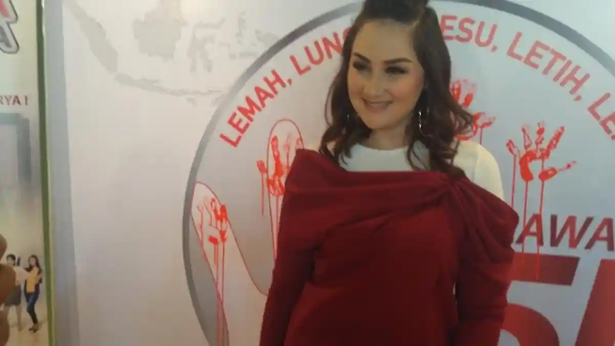 Mona Ratuliu Hobi Santap Sayur Bayam