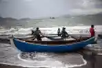 Nelayan Mencari Ikan di Pantai Gampong Jawa Aceh