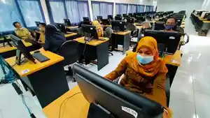 mencoba-komputer-di-ruang-cat-di-kantor-bkd-ntb.jpg