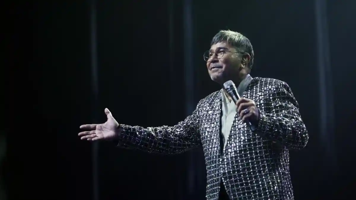 Konser Harvey Malaihollo Penuh Cinta dan Nostalgia, Keluarga Ikut Tampil di Panggung