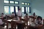 kadisdikpora-bangli-i-komang-pariarta-saat-monitoring-ujian-sekolah-di-smpn-1-bangli.jpg
