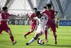 Pemain-Timnas-U17-Indonesia-Nazriel-Alfaro-berebut-bola-dengan-pemain-Korea-Utara.jpg