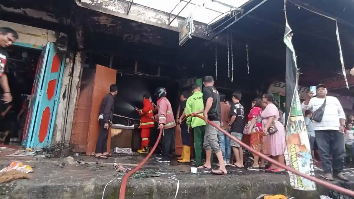 KEBAKARAN di Kawasan Pusat Pasar Kabanjahe, Satu Unit Toko Emas Ludes
