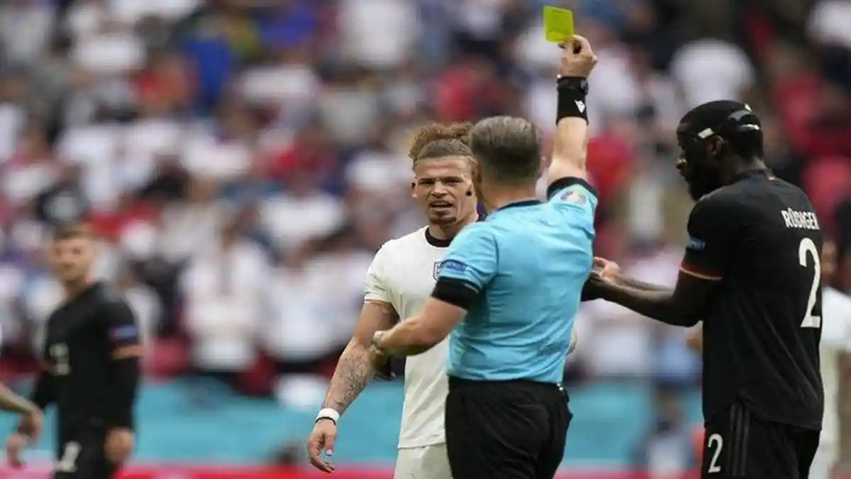 Berikut Arti dan Sejarah Kartu Kuning dan Kartu Merah dalam Pertandingan Sepak Bola