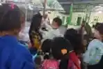 Ucie Sucita Kunjungi Korban Tsunami Anyer