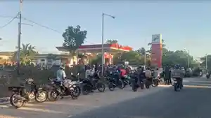Antrean-kendaraan-di-SPBU-di-SPBU-Roboaba-Kabupaten-Sabu-Raijua-pada-Selasa-4-Juni-2024.jpg