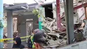 Kolase-dua-rumah-lokasi-ledakan-misterius-di-Jalan-Talas-II-Pondok-Cabe-Ilir-Pamulang.jpg
