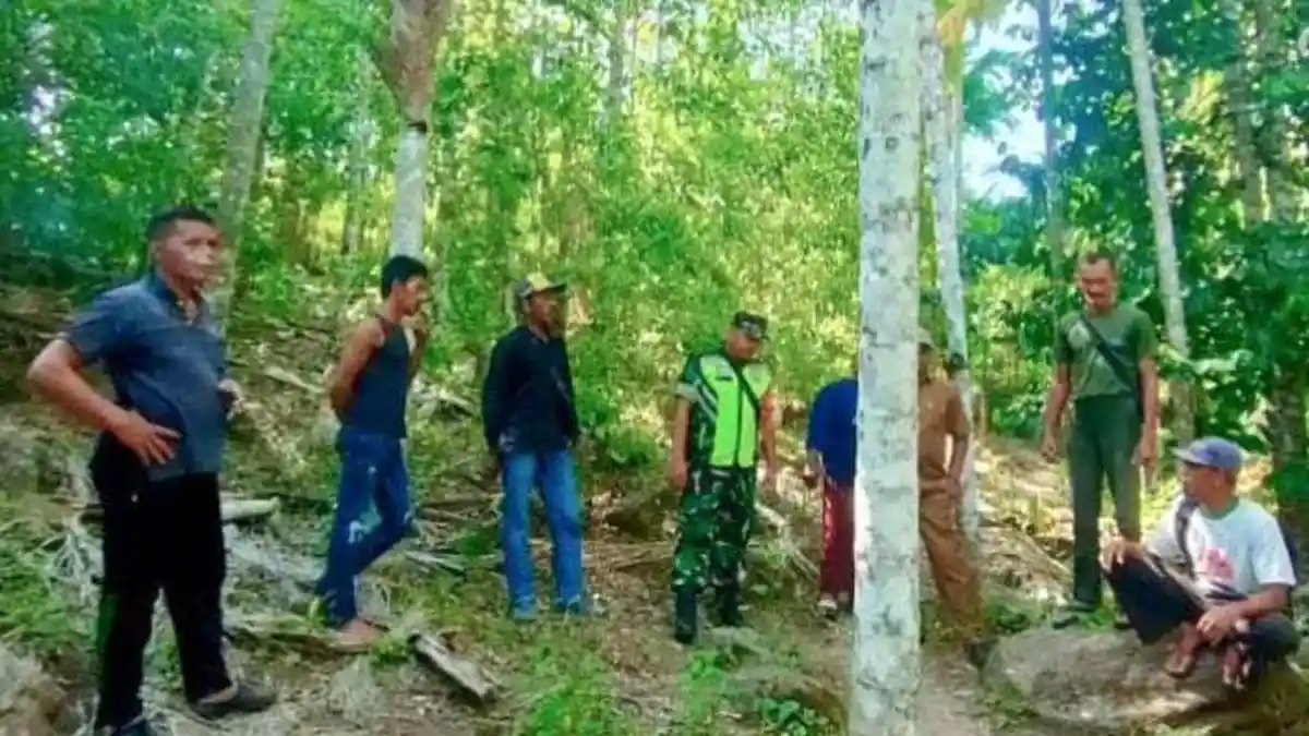 Cegah Kebakaran Hutan, Babinsa Bersama Masyarakat Patroli Potensi Terjadi Karhutla