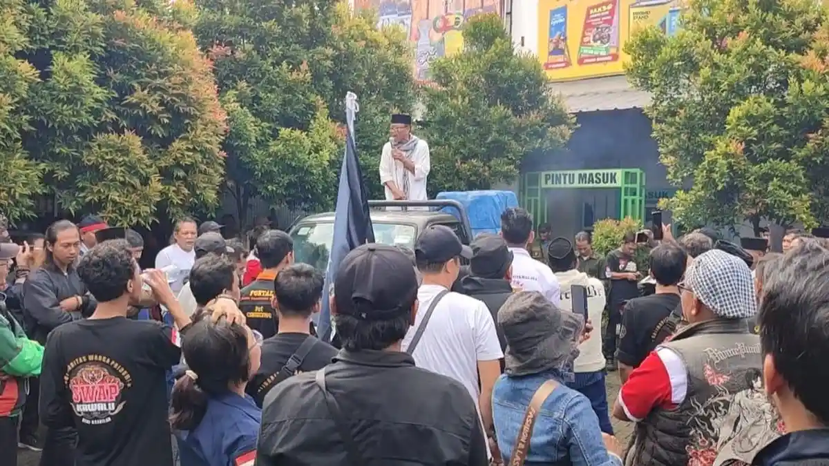 Ratusan Warga di Tasikmalaya Geruduk Sebuah Perusahaan Percetakan Buntut Satu Karyawan Dipenjarakan