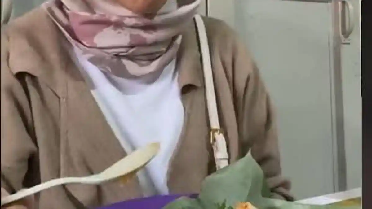 Video Viral TikTok, Udara Panas, Es Bir Kotjok Solusinya, Ada Lontong Kikil Sama Gorengan