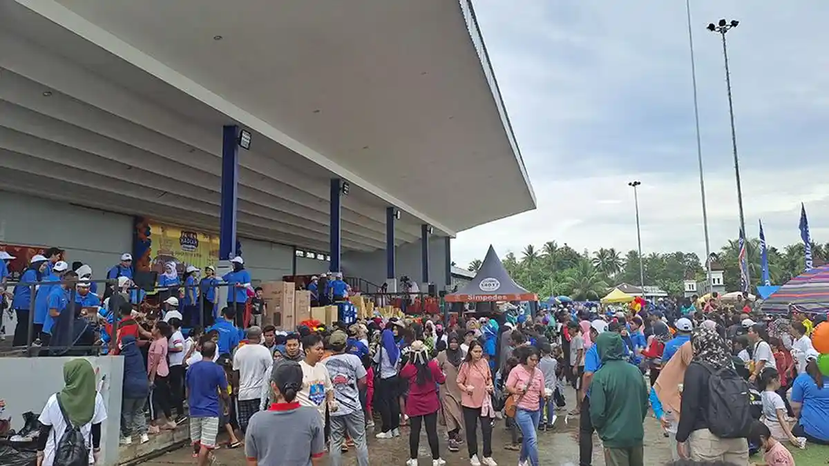 Warga Padati Alun-alun Ikut Senam Sehat dan Pembagian Hadiah BRI Teluk Bintuni
