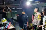 Polisi-saat-mendatangi-rumah-tempat-kejadian-gantung-diri-yang-diduga-mengalami-gangguan-jiwa.jpg