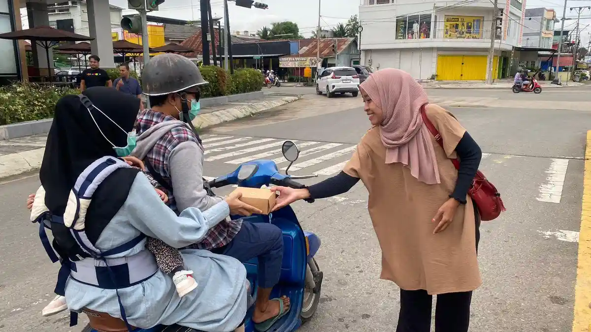 PWI dan SMSI Berau Bagikan Ratusan Takjil Buka Puasa di Jalan