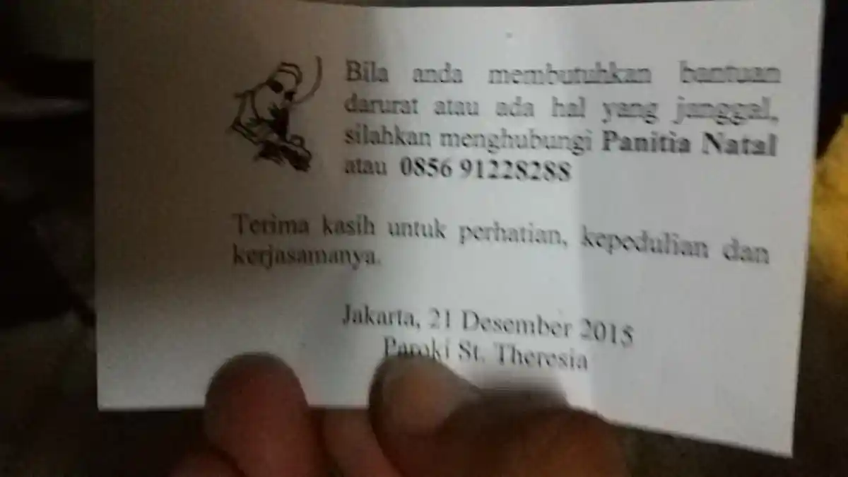 Gereja Theresia Menteng Bagikan Selebaran ke Jemaah Misa Natal