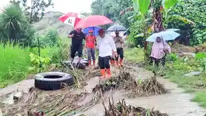 Bupati-Minahasa-Robby-Dondokambey-saat-meninjau-lanjghjiu789.jpg