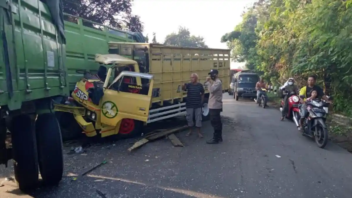 Diduga Menyetir dalam Kondisi Mengantuk, Sopir Truk Tabrak Truk Gandeng di Jalan Raya Kediri-Blitar