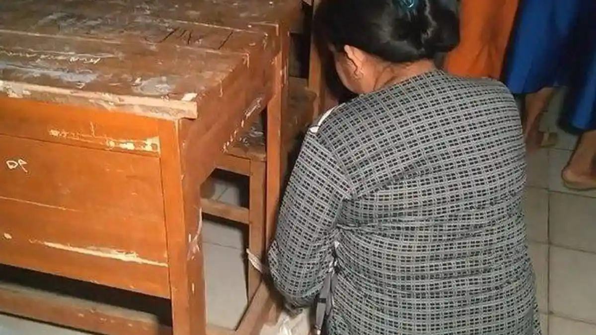 VIRAL Seorang Ibu Ikat Meja dan Kursi di Kelas Agar Anaknya Duduk Paling Depan di Awal Masuk Sekolah