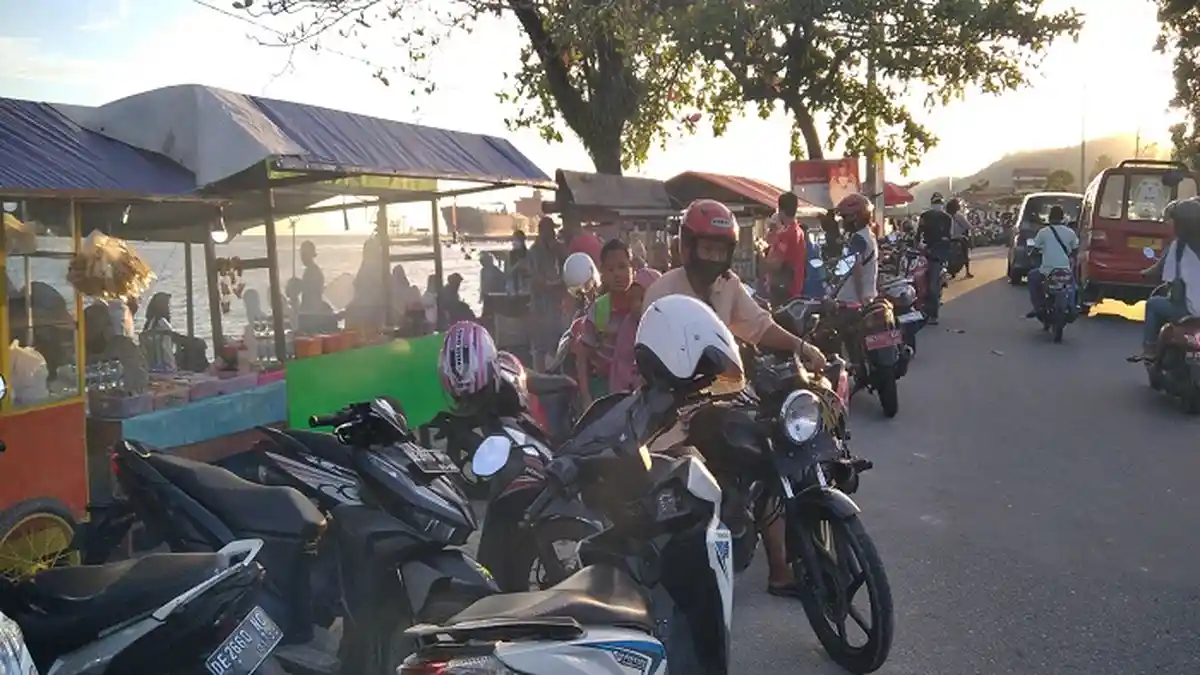 Menikmati Senja dan Kuliner Kaki Lima di Kawasan Kota Jawa Teluk Ambon