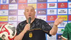 Pelatih-Persebaya-Bernardo-Tavares-saat-jumpa-pers-di-Stadion-GBT.jpg