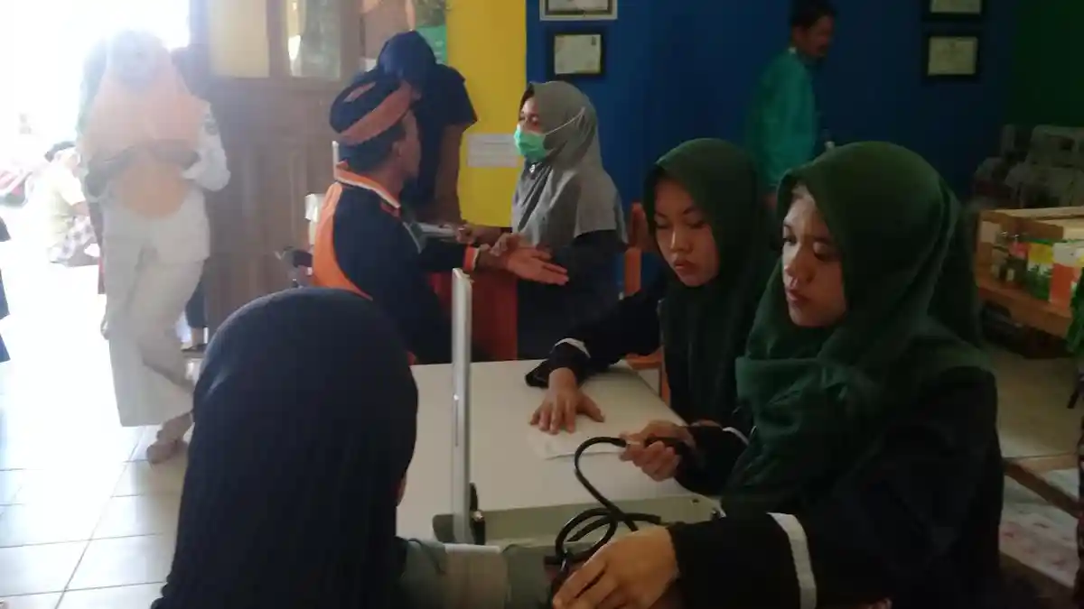 Jelang HUT Semen Tonasa, Warga Mangilu Antusias Ikuti Baksos Pengobatan Gratis