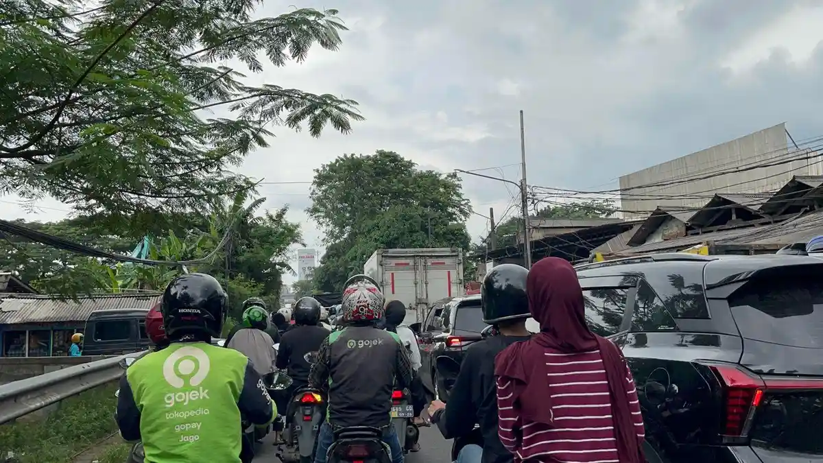 Jalan Otista Raya Ciputat Macet Parah, Perbaikan Jalan Picu Antrean Panjang