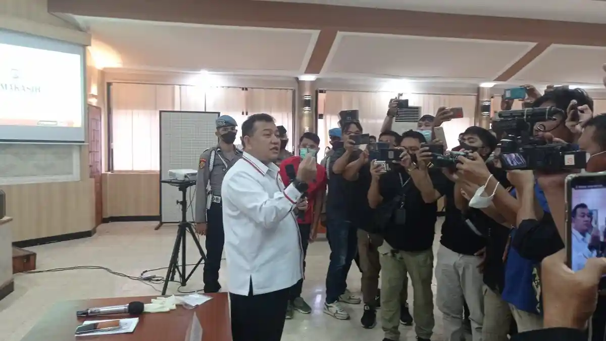 Berita Foto Tersangka dan Barang Bukti Kasus Skimming Bank SulutGo