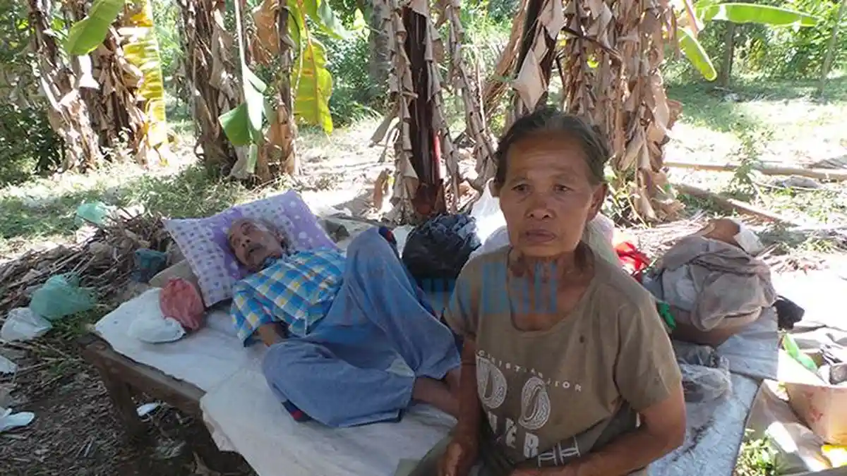 Menderita Lumpuh Pria Berusia 90 Tahun Bertahan hidup di Luar Rumah Dengan Alas Seadanya