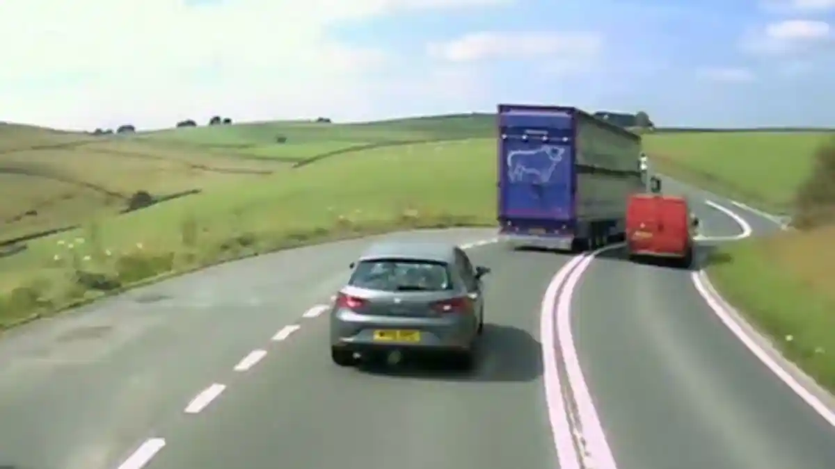 Tips Menyalip Kendaraan Lain Saat Berkendara