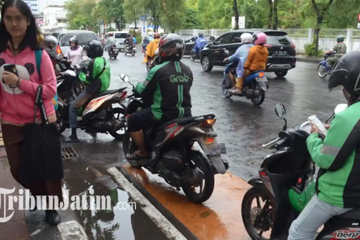 Ojek Online Jarang Pick Up Penumpang Ketika Hujan Deras, Ini Penjelasan Drivernya
