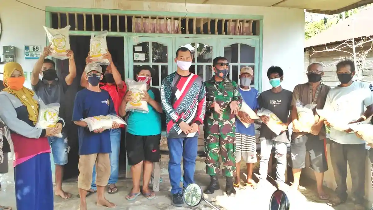 Peduli Sesama, CV Dunia Vaname dan Samudera Terus Jaya Bantu Beras di Kampung Lalang