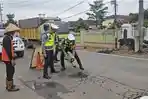 Satlantas Polres Musi Rawas Tambal Jalan Berlubang di Jalan Lintas Muara Beliti  