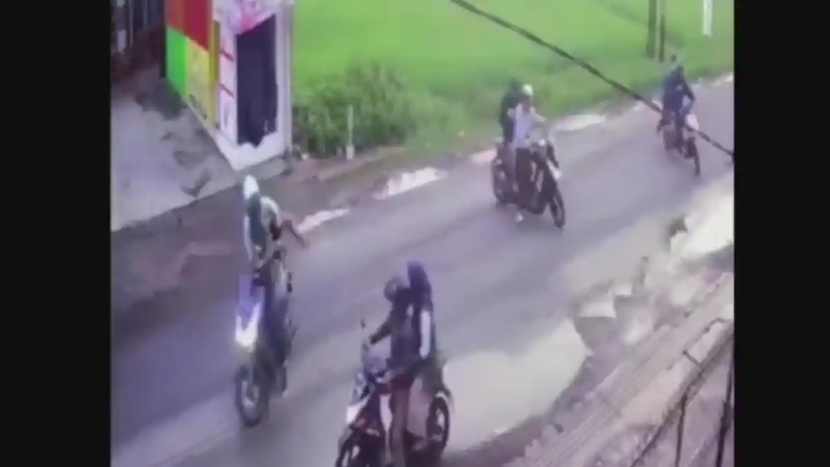 Bentrok Berdarah Geng Motor di Padalarang, Satu Orang Tewas Mengenaskan, Kendaraan Roda Dua Dibakar