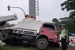 Polisi-memeriksa-truk-bermuatan-bata-ringan-yang-mengalami-kecelakaan-123.jpg