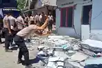 polisi-saat-berusaha-merobohkan-yang-sudah-rusak.jpg
