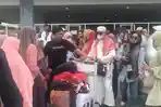 Jemaah-haji-Provinsi-Sulawesi-Tenggara-kloter-29-tiba-di-Bandara-Halu-Oleo-Kendari.jpg