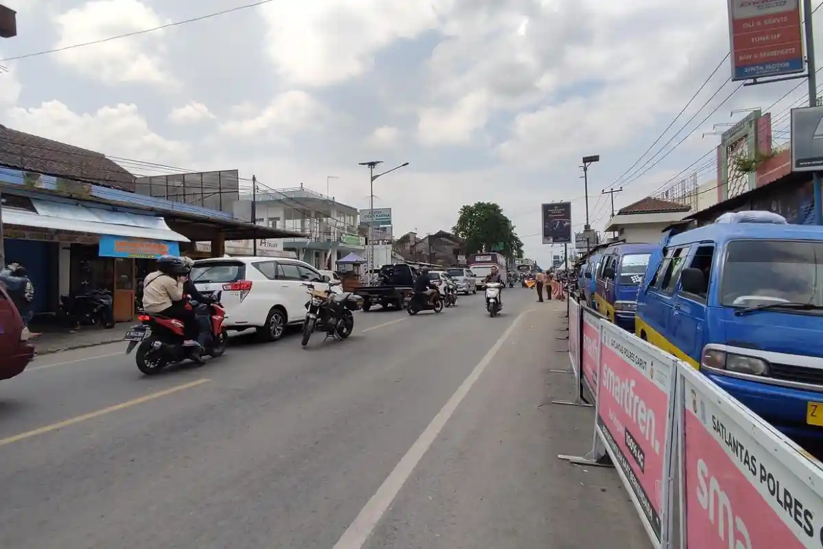 Ribuan Kendaraan Lintasi Limbangan Garut, One Way Diberlakukan 30 Menit Urai Kemacetan Panjang