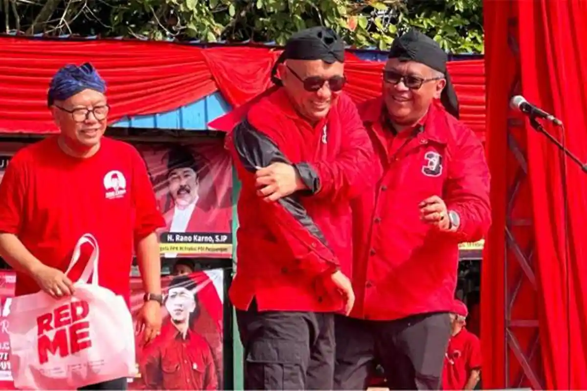 Teten Masduki Resmi Jadi Kader PDIP, Disematkan Jaket Partai oleh Sekjen Hasto Kristiyanto