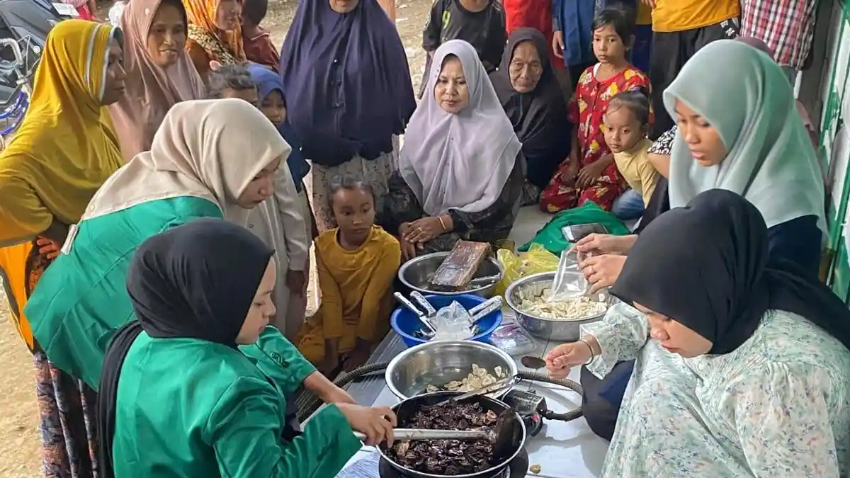 Kembangkan Ide Usaha Kuliner Warga, Mahasiswa KKN Unimal Kenalkan Keripik Lumer Cokelat