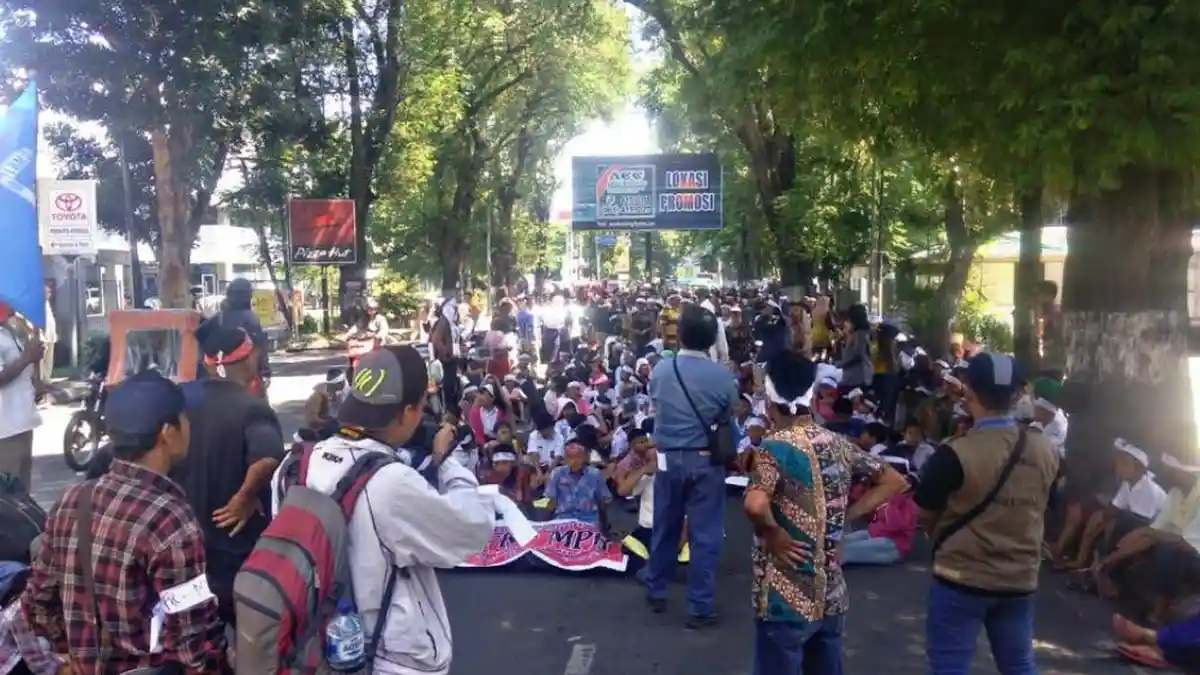 Ratusan Massa FK-MPR Blokade Jalan Adam Malik