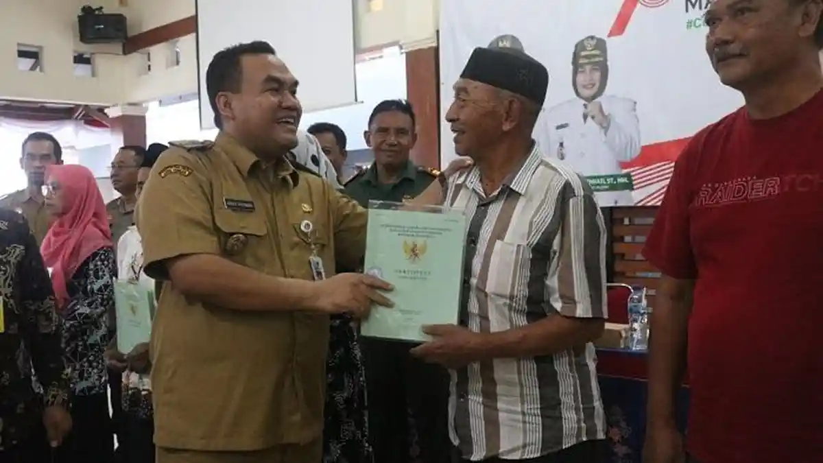 Tahap Dua, 80 Warga Wonorejo Terima Sertifikat Tanah HGB