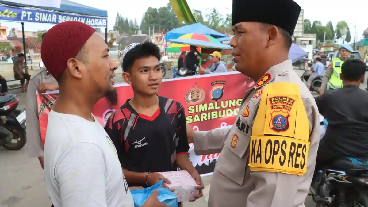 Hangatnya Kepedulian: Polres Simalungun Berbagi Takjil untuk Masyarakat