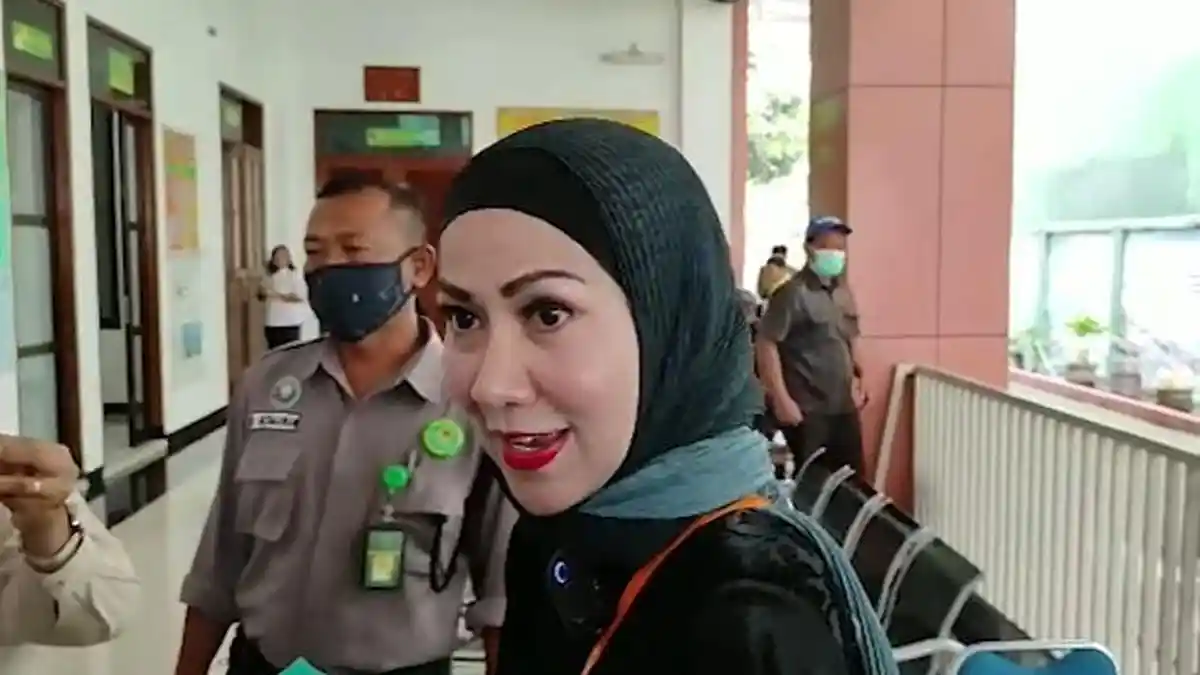 Reaksi Venna Melinda saat Bertemu Ferry Irawan di Ruang Sidang