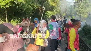 pegawai-pemkab-bangka-selatan-gotong-royong.jpg