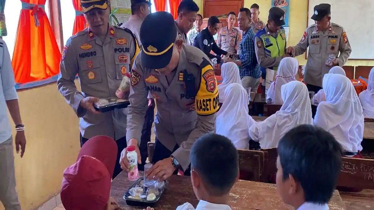 Dukung Program Prabowo-Gibran, Polres OKU Selatan Bagikan Makanan Siang Bergizi ke SDN Hangkusa